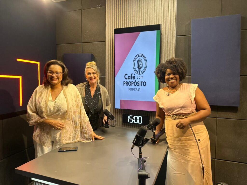 Imagem-do-WhatsApp-de-2025-10-06-as-17.02.48_c4af050f-1024x768 Tricologista Carla Verena participa de entrevista no Podcast Café com Propósito na Rádio Band e compartilha conhecimento sobre cuidados capilares